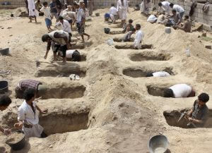 Yemenis dig graves